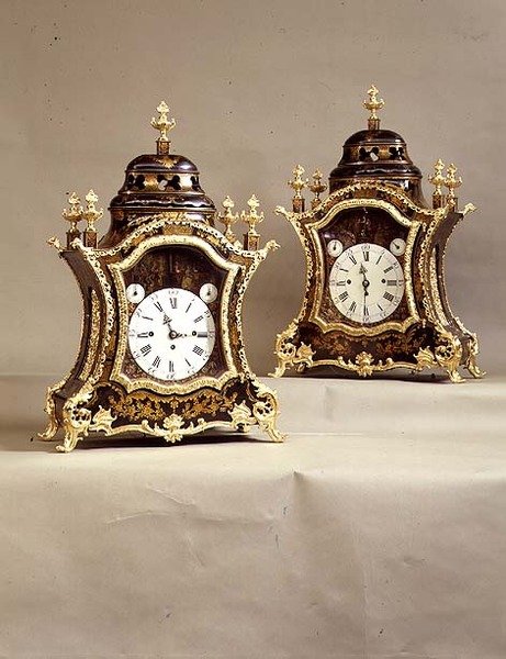 Et par ure med ormolu-beslag, værk af Charles Cabrier, tidligt 1700-tal (lak og ormolu) af French School