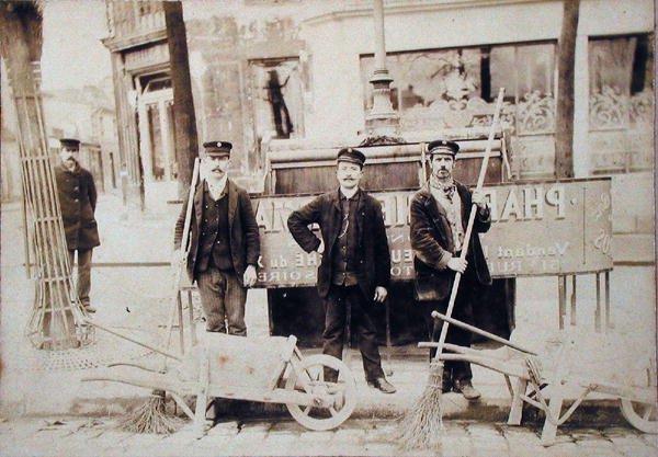 Parisiske støvmænd, ca. 1900 (sepiafoto) af French School