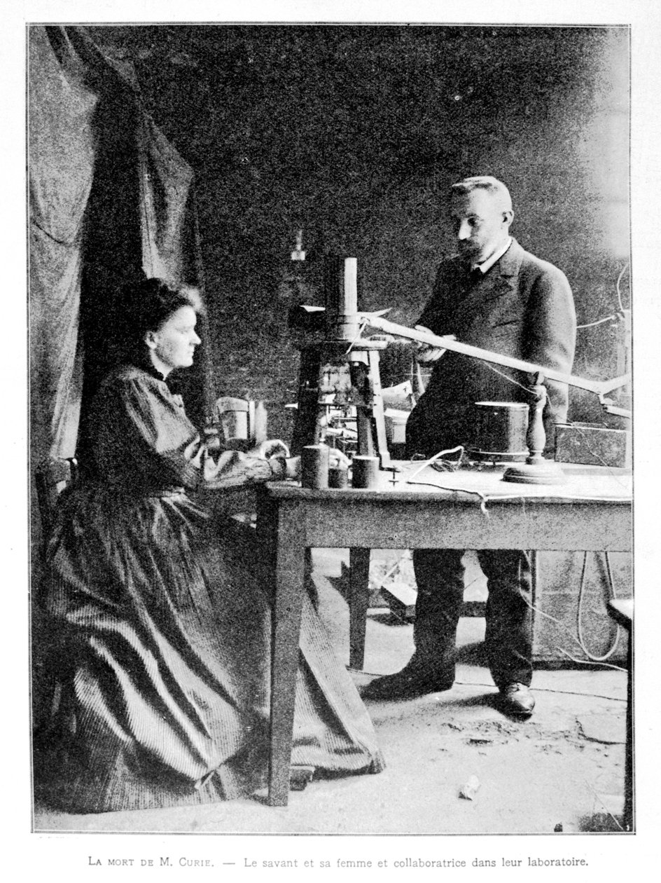 Pierre (1859-1906) og Marie (1867-1934) Curie i deres laboratorium af French School