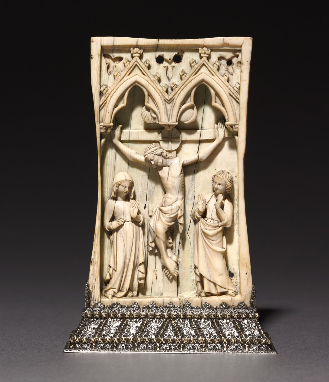 Plaque: The Crucifixion, fransk eller engelsk, ca. 1345-1365 (elfenben, monteret i sølvstativ (efter 1919)) af French School