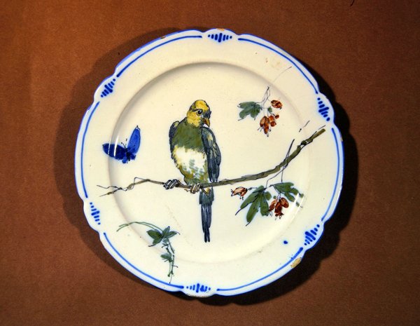 Tallerken dekoreret med fugl, sommerfugl og blomster, Bourg-la-Reine fremstilling (fajance) af French School