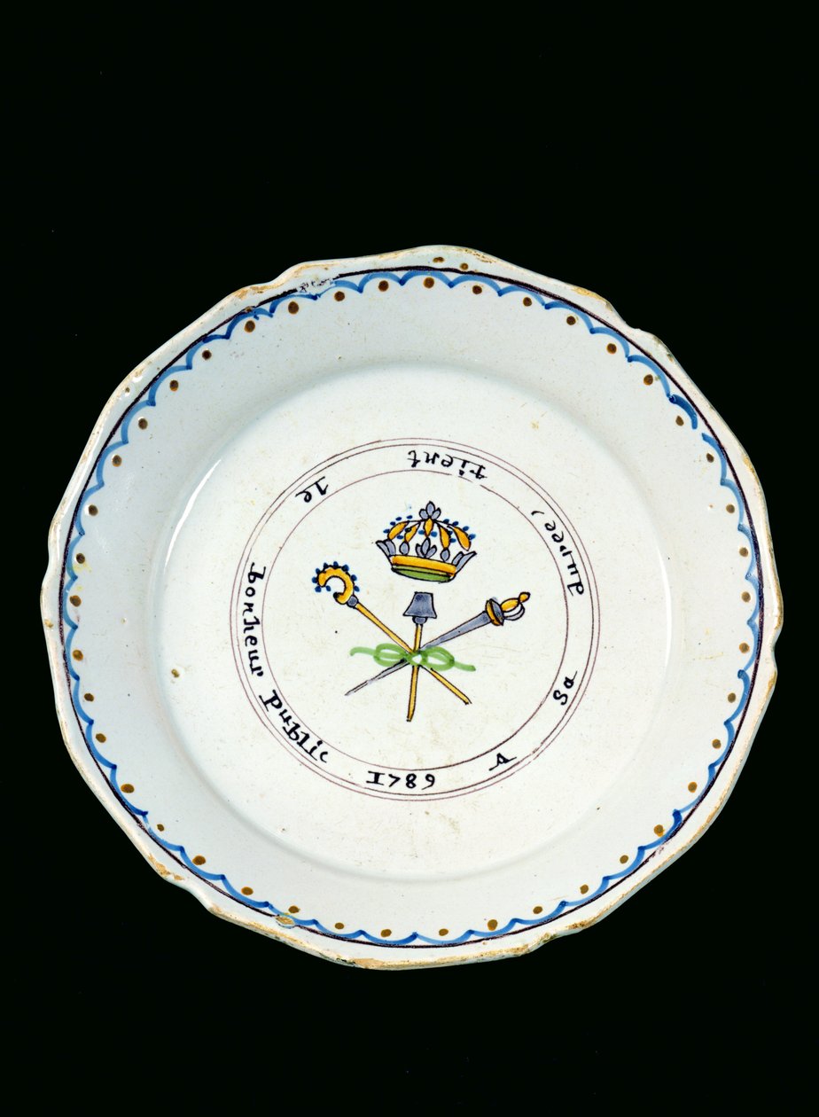 Tallerken dekoreret med de tre ordener under kongekronen, 1789 (keramik) af French School