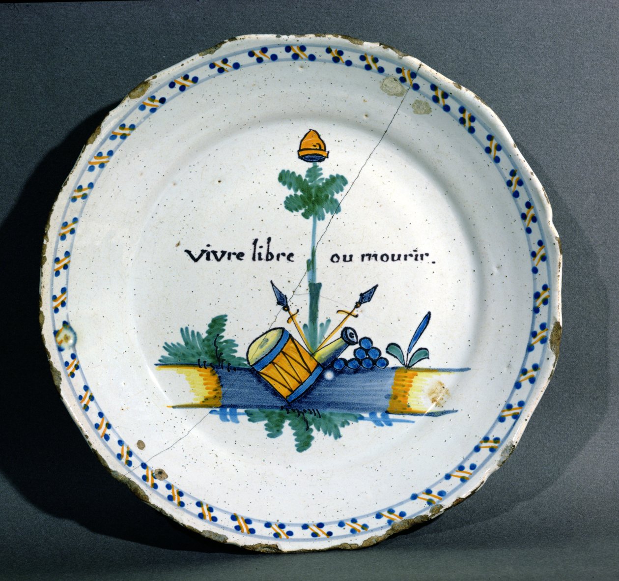 Plade, der forestiller Frihedstræet, der erklærer Frihed eller Død, ca. 1792 (keramik) af French School