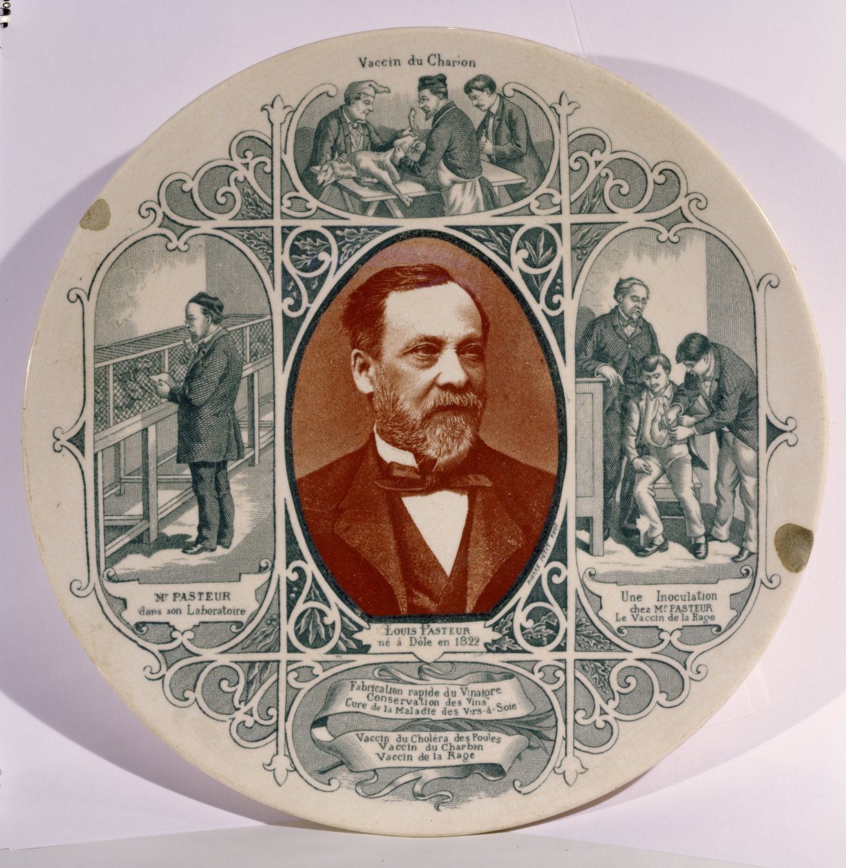 Tallerken med et fotografi af Louis Pasteur (1822-95) af Pierre Petit (1832-1909) og scener fra hans liv (keramik) af French School