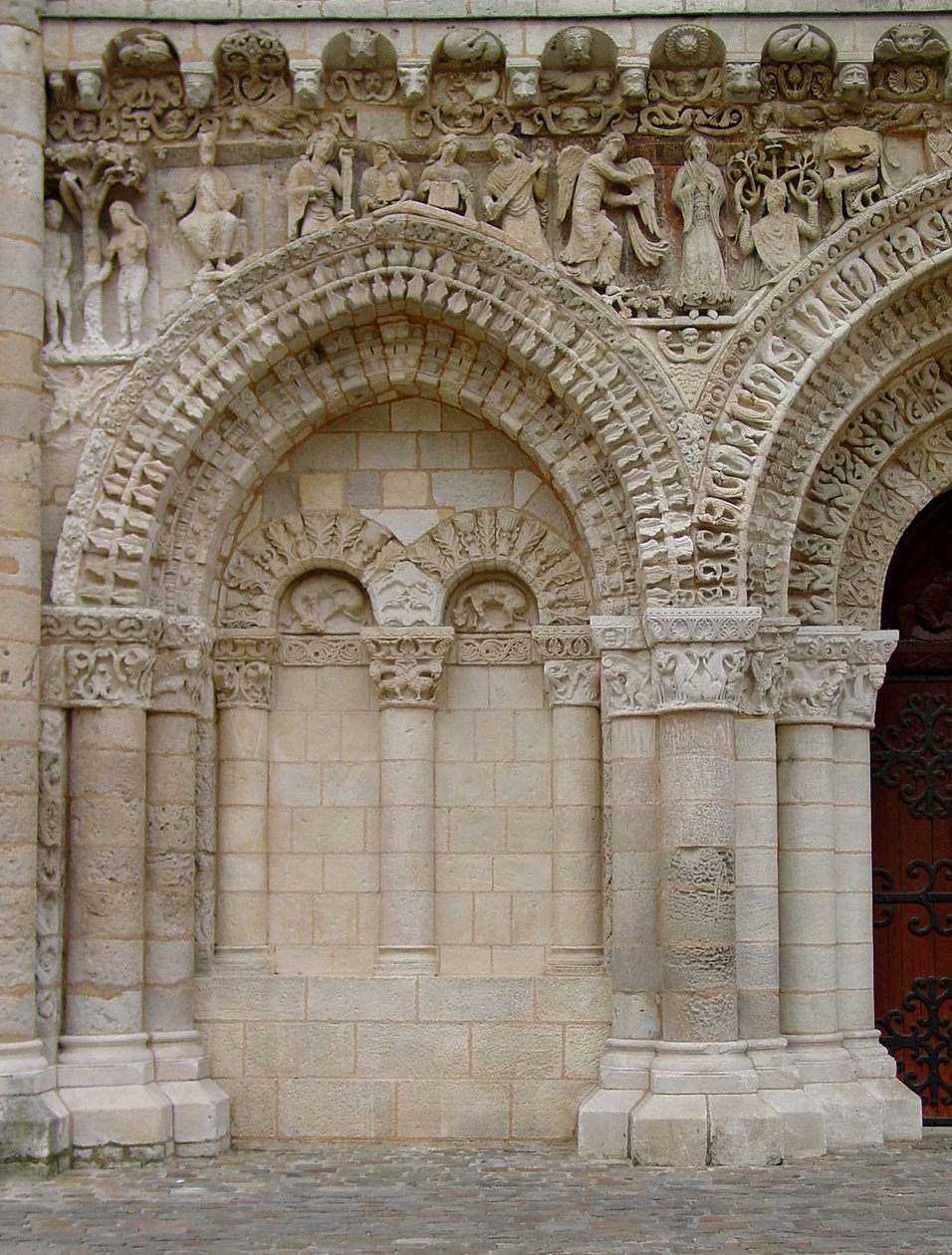 Portal fra Vestfacaderne af French School
