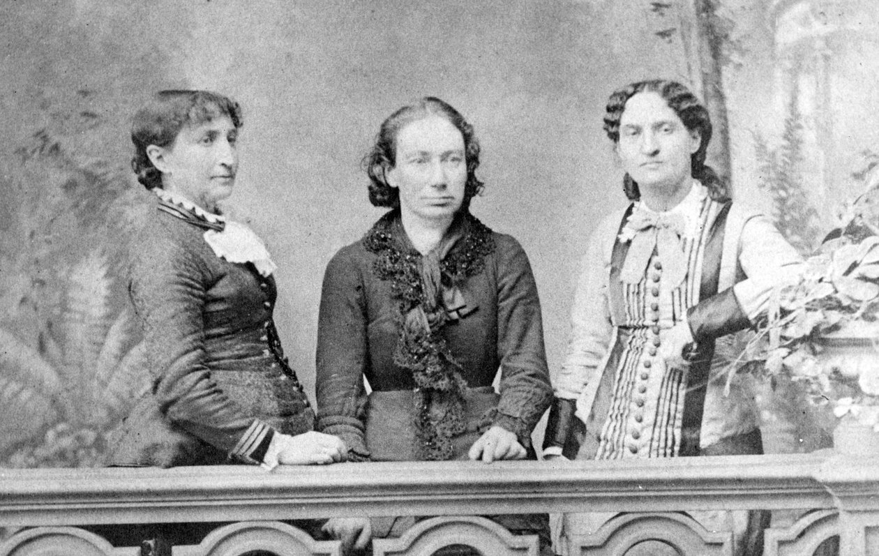 Portræt af Louise Michel mellem Marie Ferre og Paule Minck - 1871 - af French School