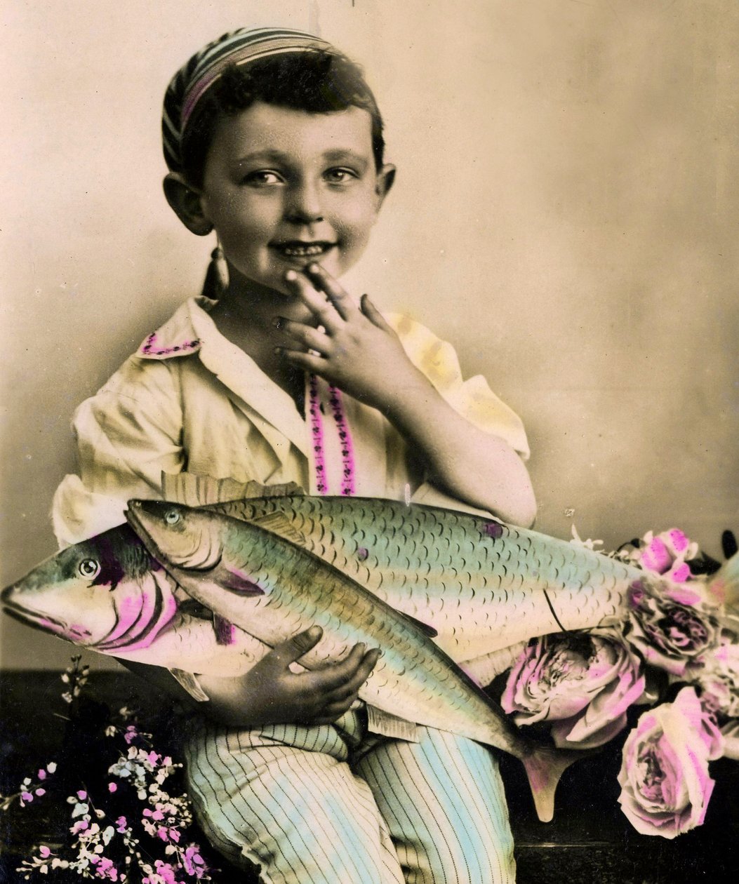 Portræt af en dreng, der holder en fisk c.1898 af French School