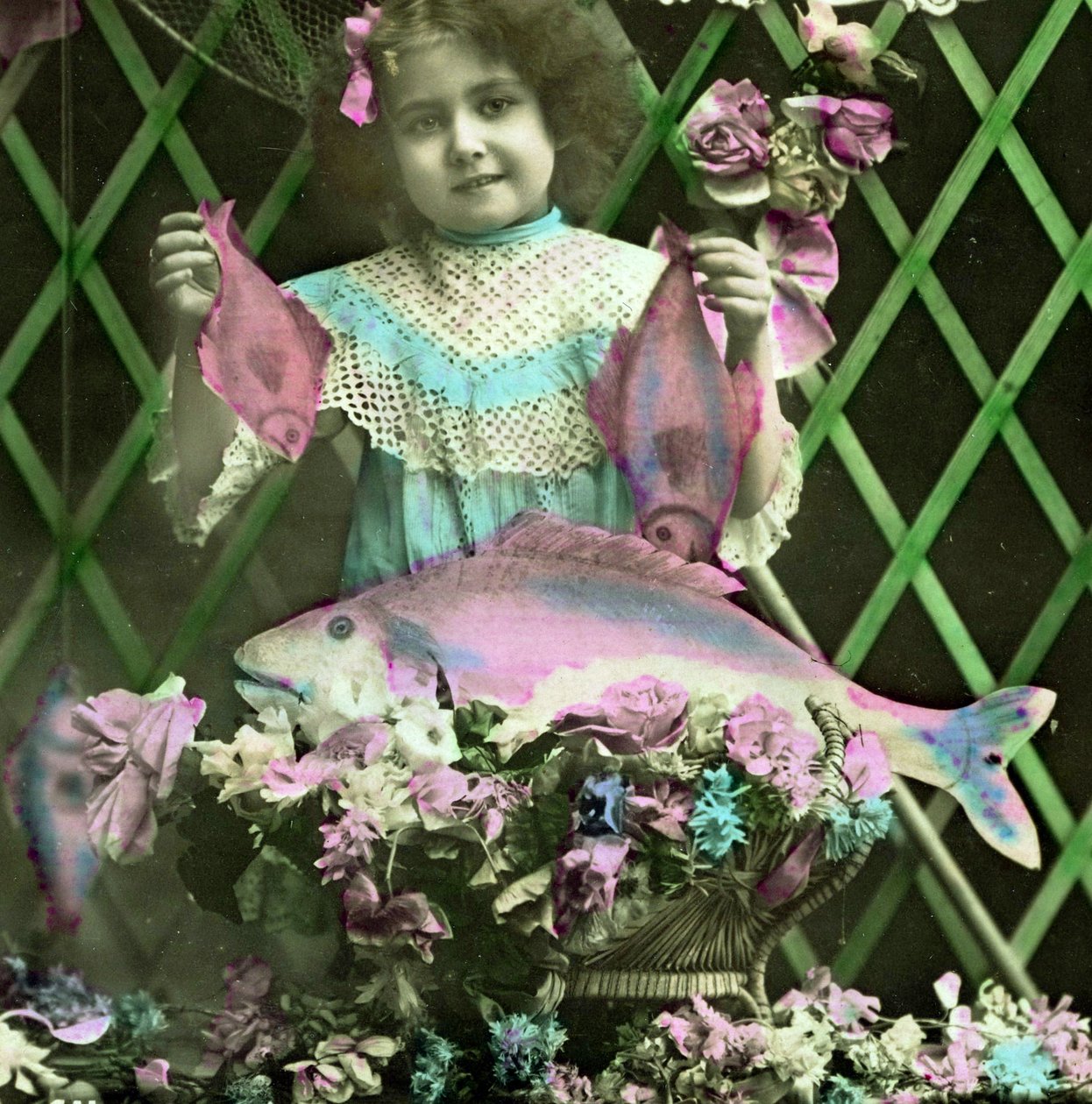 Portræt af en pige, der holder fisk ca. 1898 (håndfarvet foto) af French School