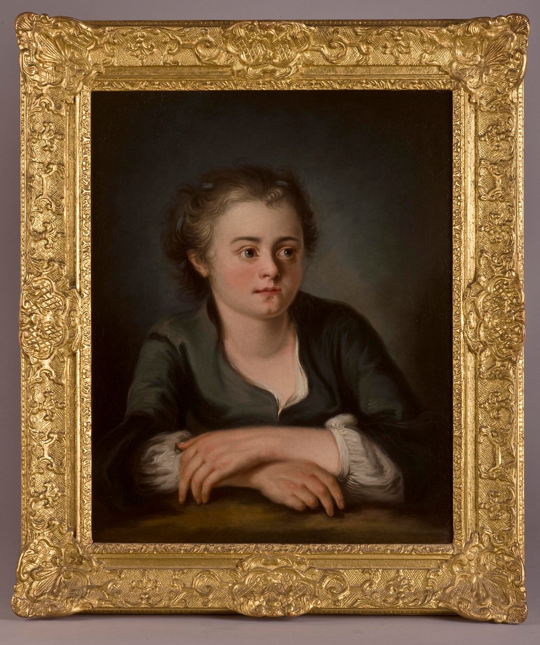 Portræt af en ung pige, iført en grøn kjole og hvid chemise, siddende foran et bord af French School