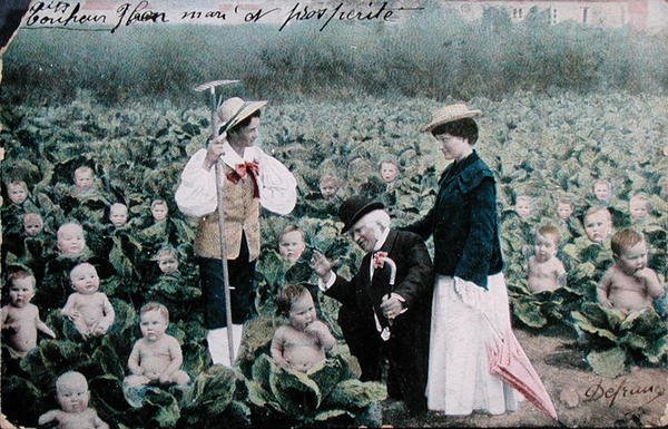 Postkort, der forestiller et par, der leder efter en baby af French School