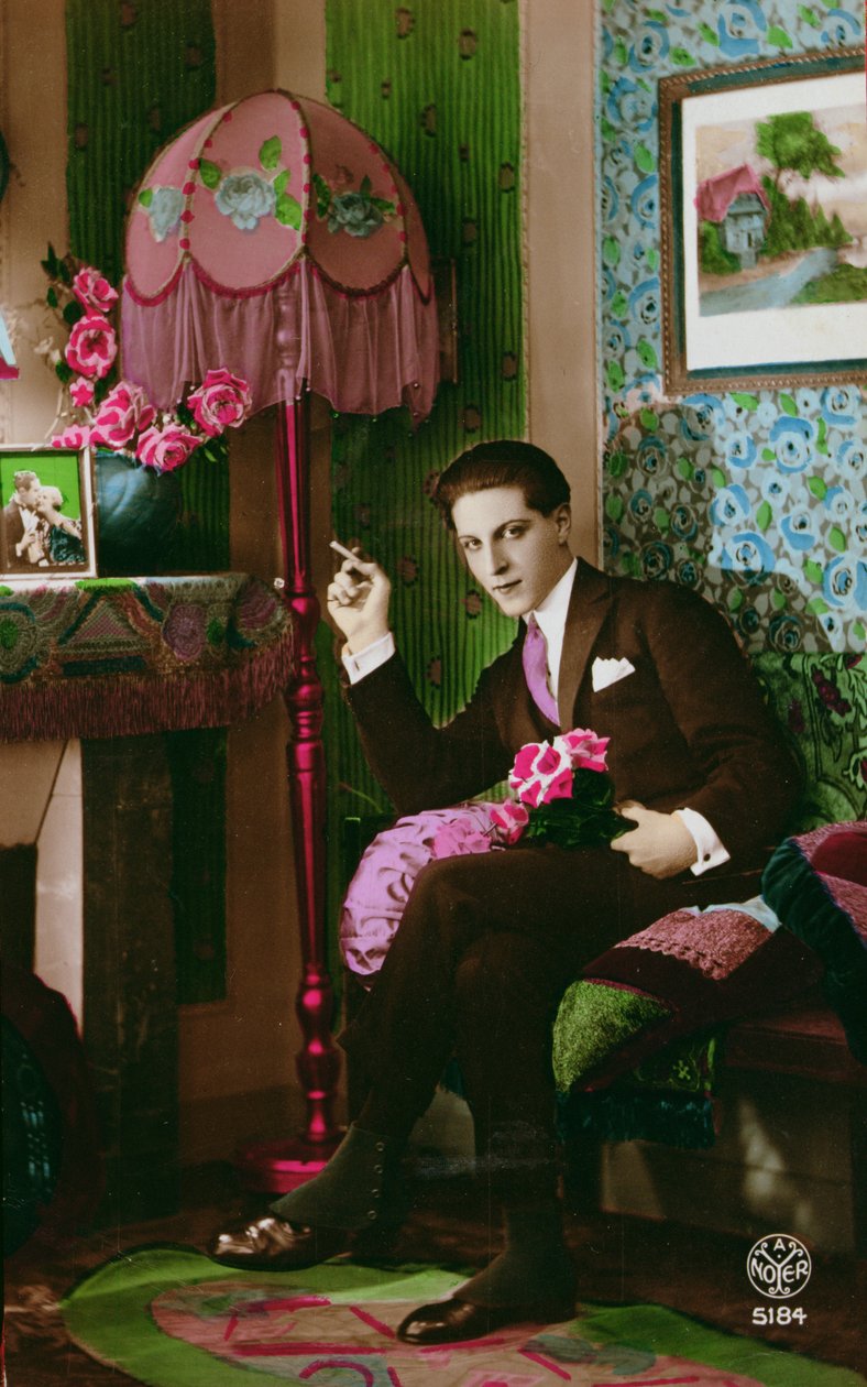 Postkort forestillende en elegant ung mand, ca. 1930 (farvet foto) af French School