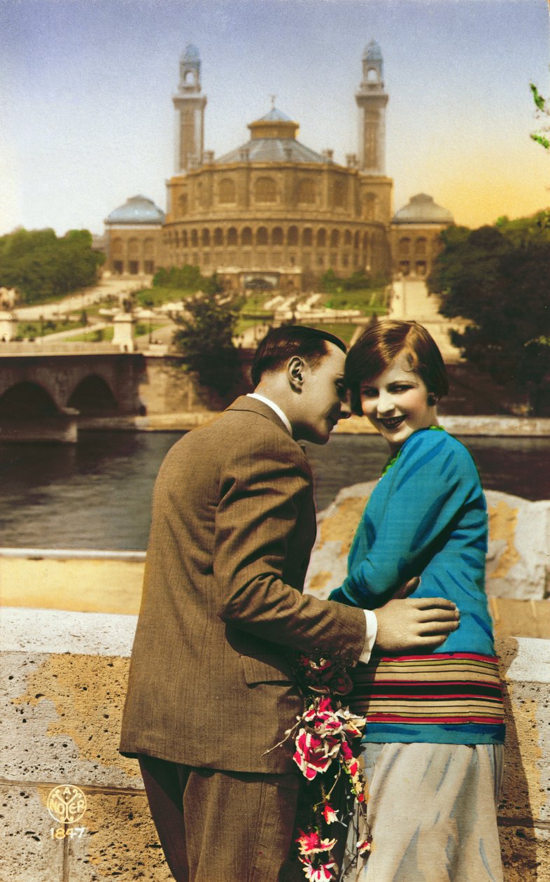 Postkort med elskere i Paris ved siden af Seinen, ca. 1930 af French School