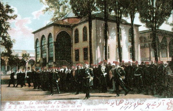 Postkort, der forestiller sultan Mehmet Vs (1844-1918) investiturceremonien, maj 1909 (farvet foto) af French School