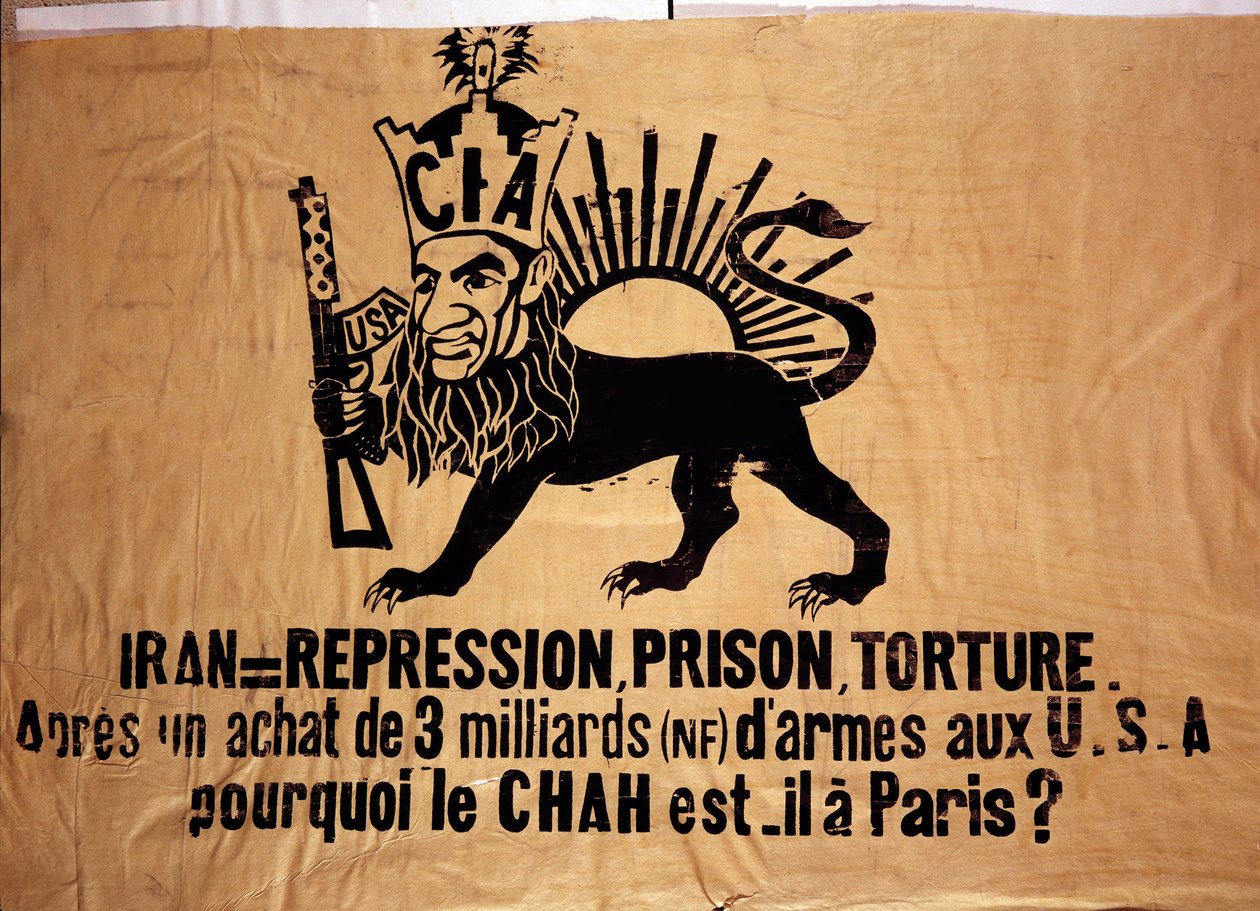 Plakat, der sandsynligvis henviser til Operation Ajax, rettet mod Irans Shah Mohammad Reza Chah Pahlavi (1919-1980) for at fjerne premierminister Mohammad Mossadegh fra magten med hjælp fra Storbritannien og USA (CIA). Gennem sit hemmelige politi har han af French School