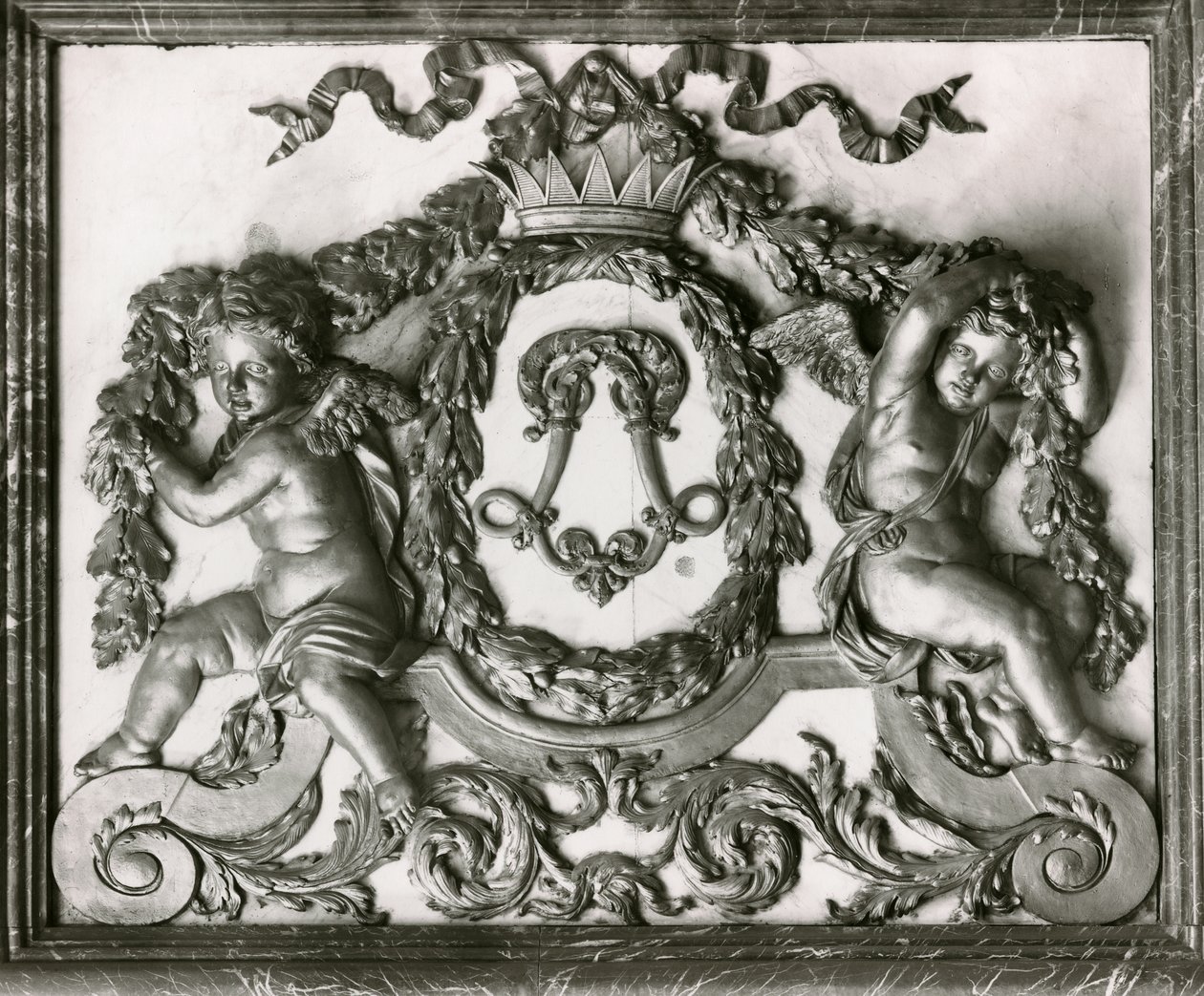 Putti flankerer det initiale L på døren til Salon des Gardes de la Reine (stuk) af French School
