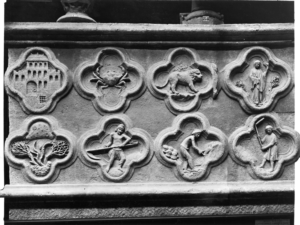 Quatrefoils of the Prophet Aggee: Templet genopbygget og den tørrede jord, og quatrefoils med stjernetegnene og årets arbejde, fra katedralen Notre-Dame i Amiens (gips af French School