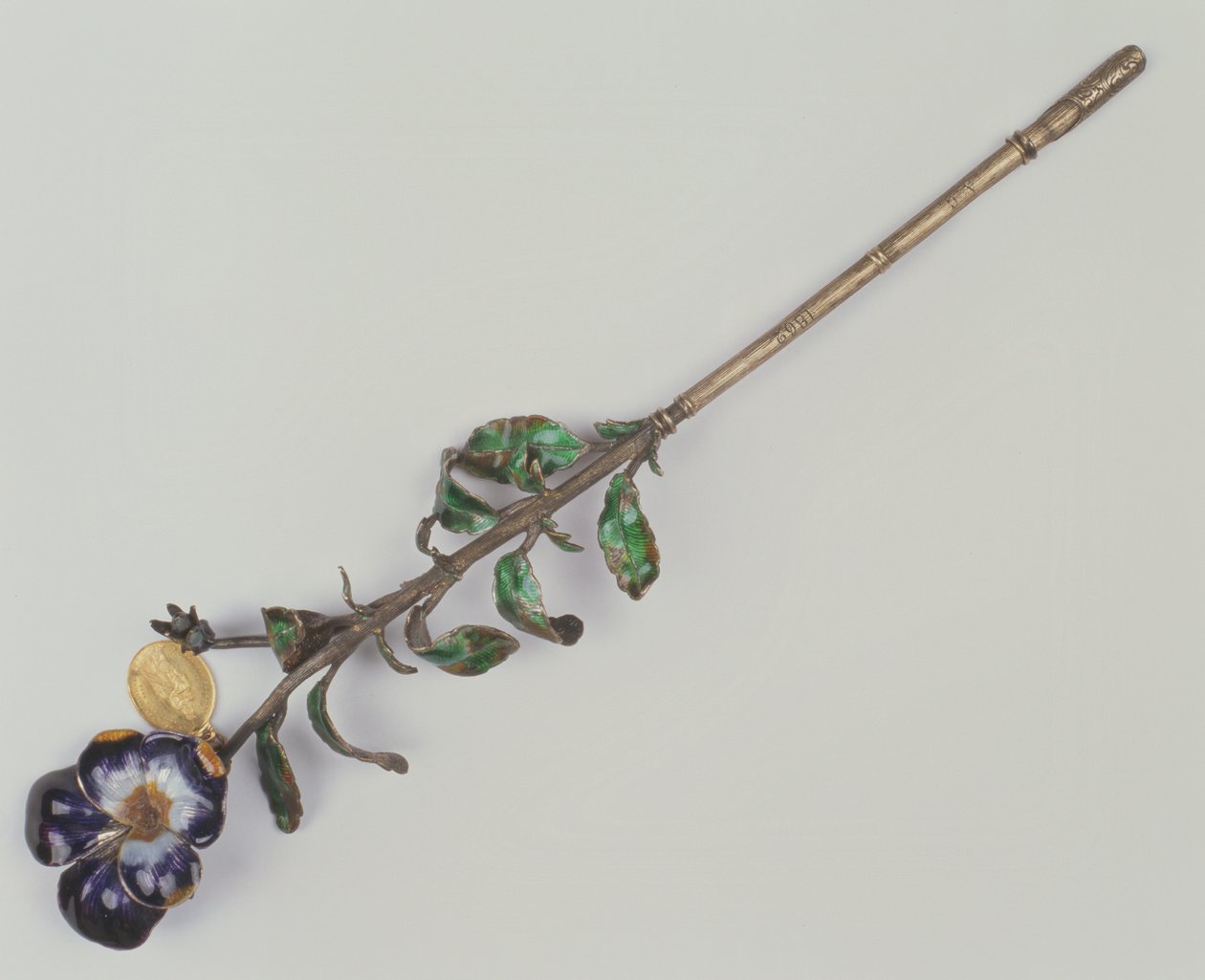 Fjellpenneholder med stedmoderblomst, 1862 (sølv og emalje) af French School