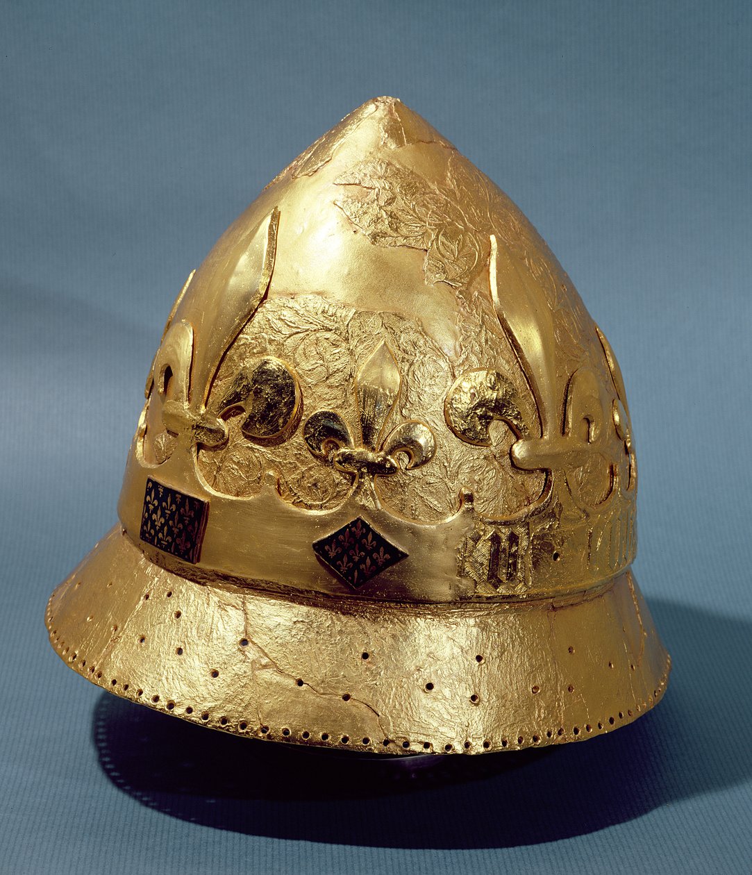 Rekonstruktion af den forgyldte hjelm af Charles VI (1368-1422) fundet i Louvre-udgravningerne i 1986 (metal) af French School