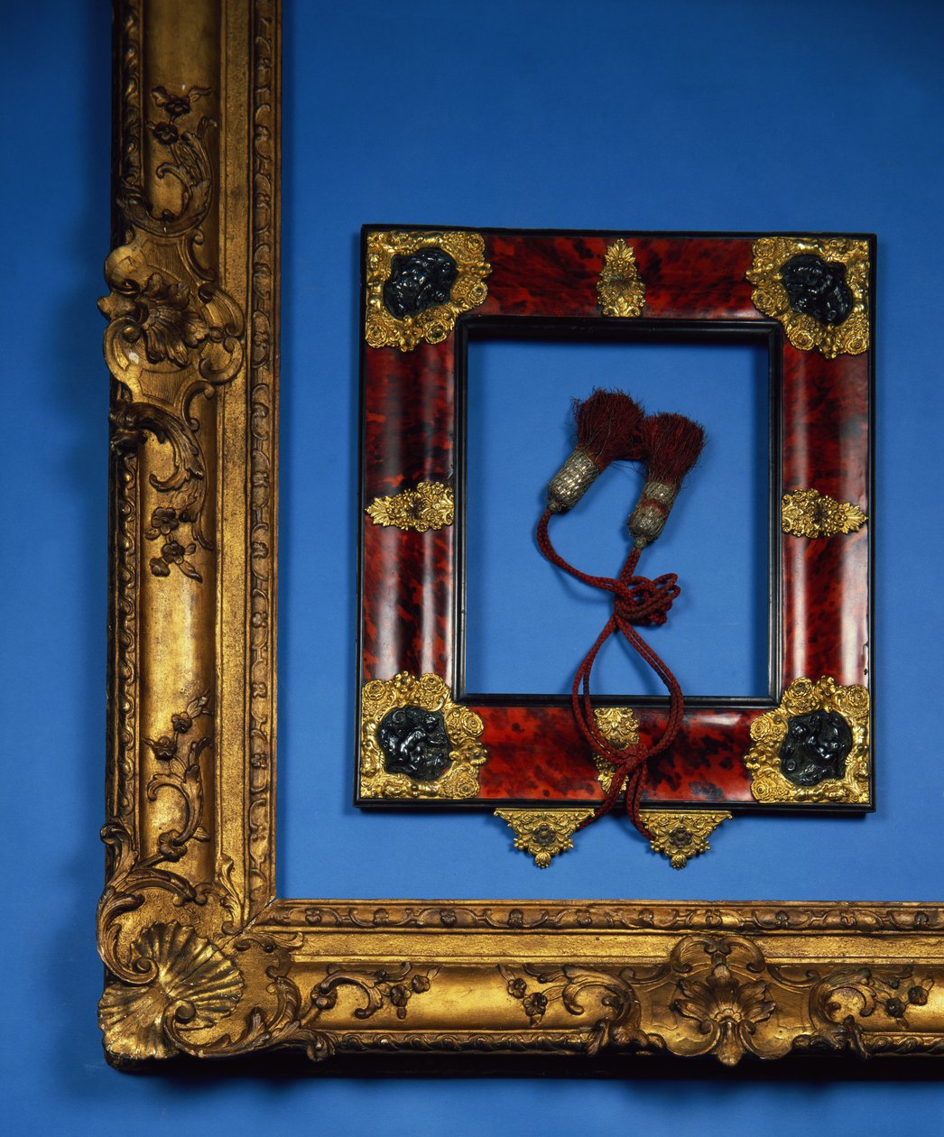 Regency omvendt profilramme med ormolu og prægede sølvbeslag til hjørnerne og centrene med de originale kvaster (skildpaddeskal) af French School