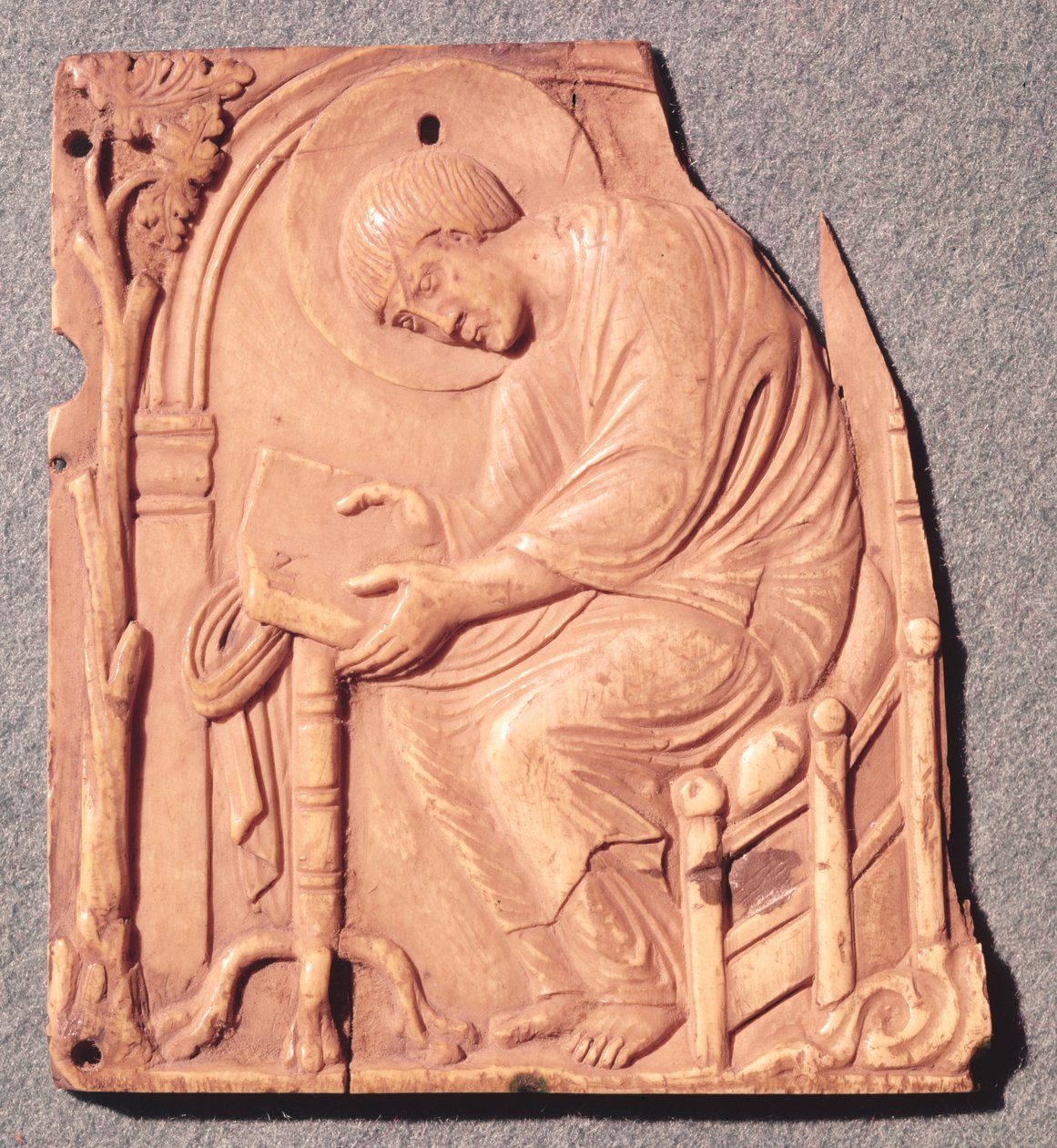 Relief af en munk, der studerer, fra Hotel de Lunaret, 8.-11. århundrede af French School