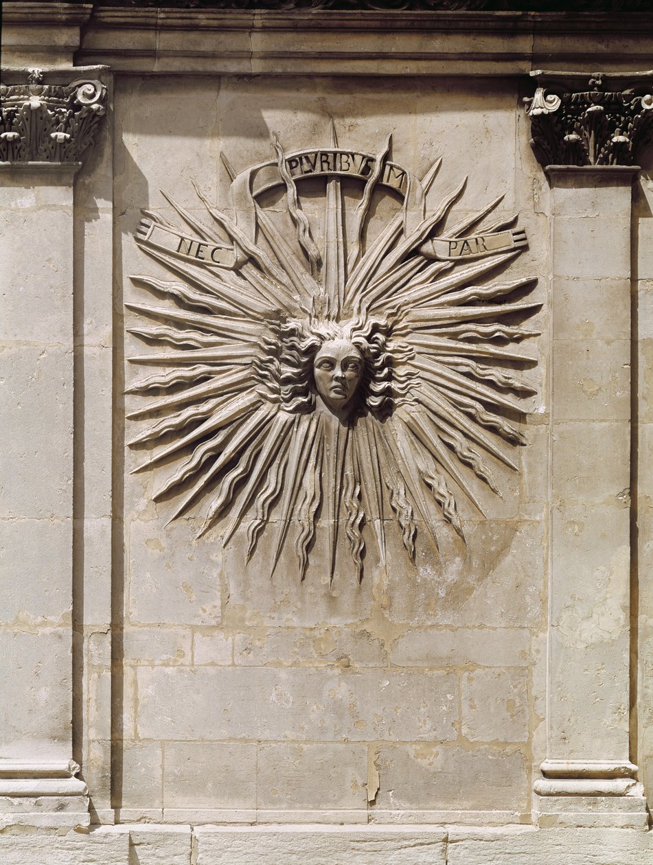 Relief af solen fra facaden af French School
