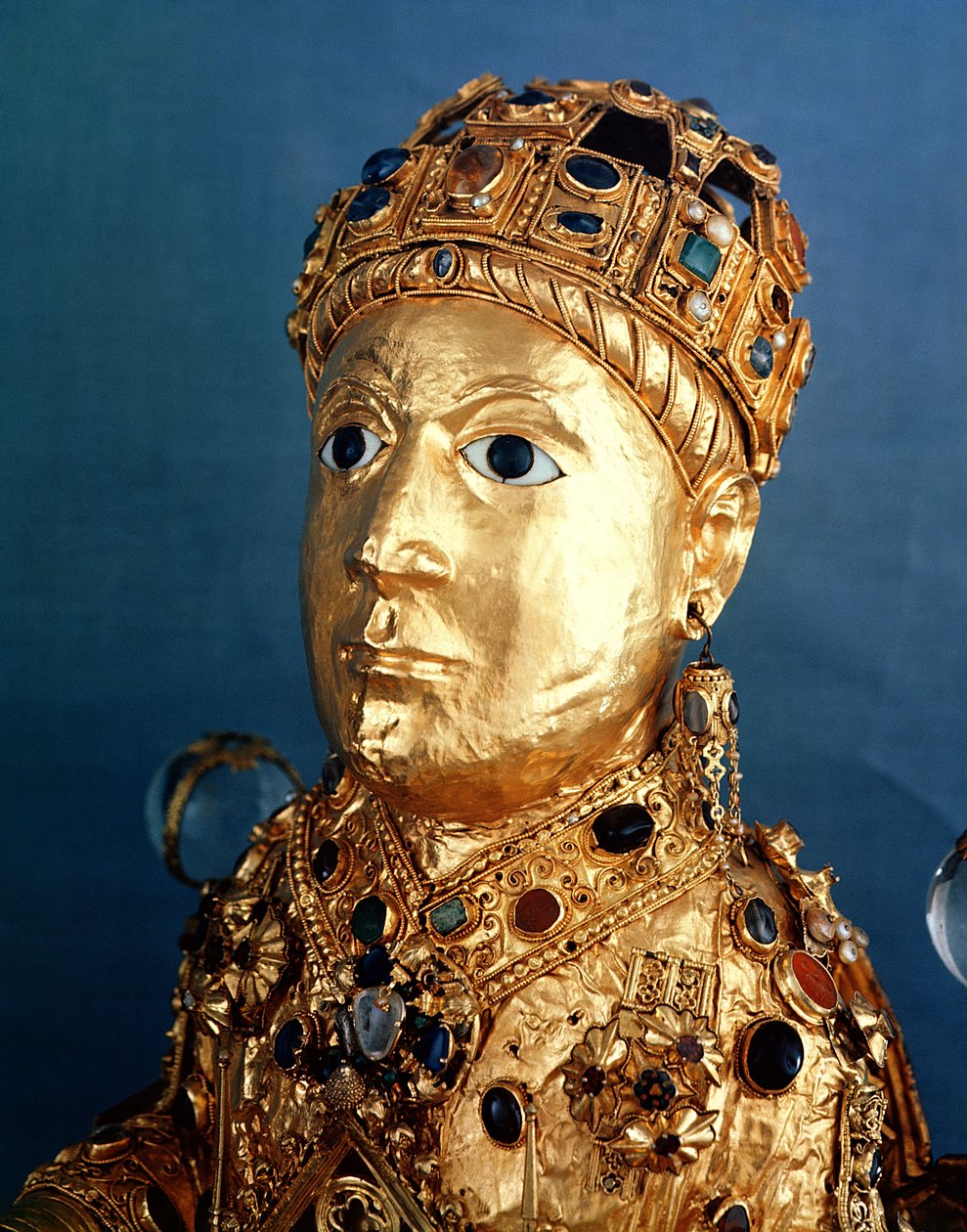 Relikviestatue af St. Foy, detalje af hovedet, ca. 980 (guld, sølv, træ, ædelsten og halvædelsten) (se også 69382 og 121295) af French School