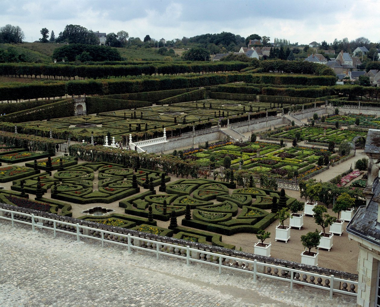 Renæssancearkitektur: udsigt over haverne i Chateau de Villandry bygget i begyndelsen af det 16. århundrede, det er et af slottene i Loire. Villandry, Indre et Loire af French School