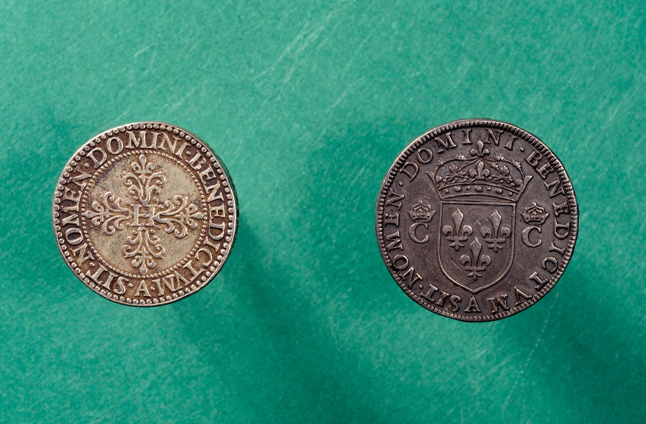 Omvendte mønter: i bunden, halv franc sølvmønt med billedet af Henrik III (1551-1589) konge af Frankrig af French School