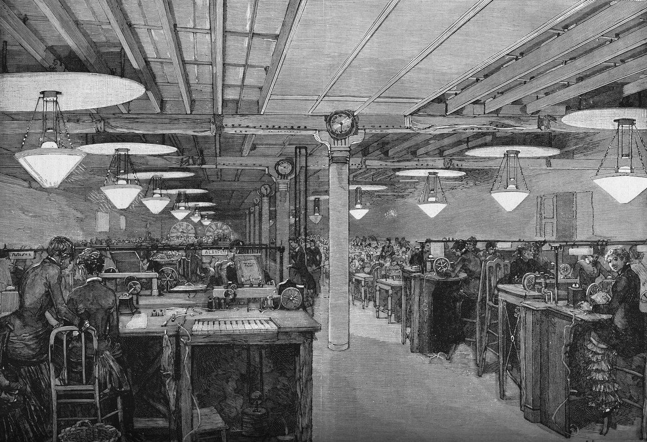 Rum for kvindelige telegrafister i post- og telegrafministeriets hovedkontor oplyst med elektrisk lys af voltaiske lysbuelamper (system annulleret), Paris 1883. af French School