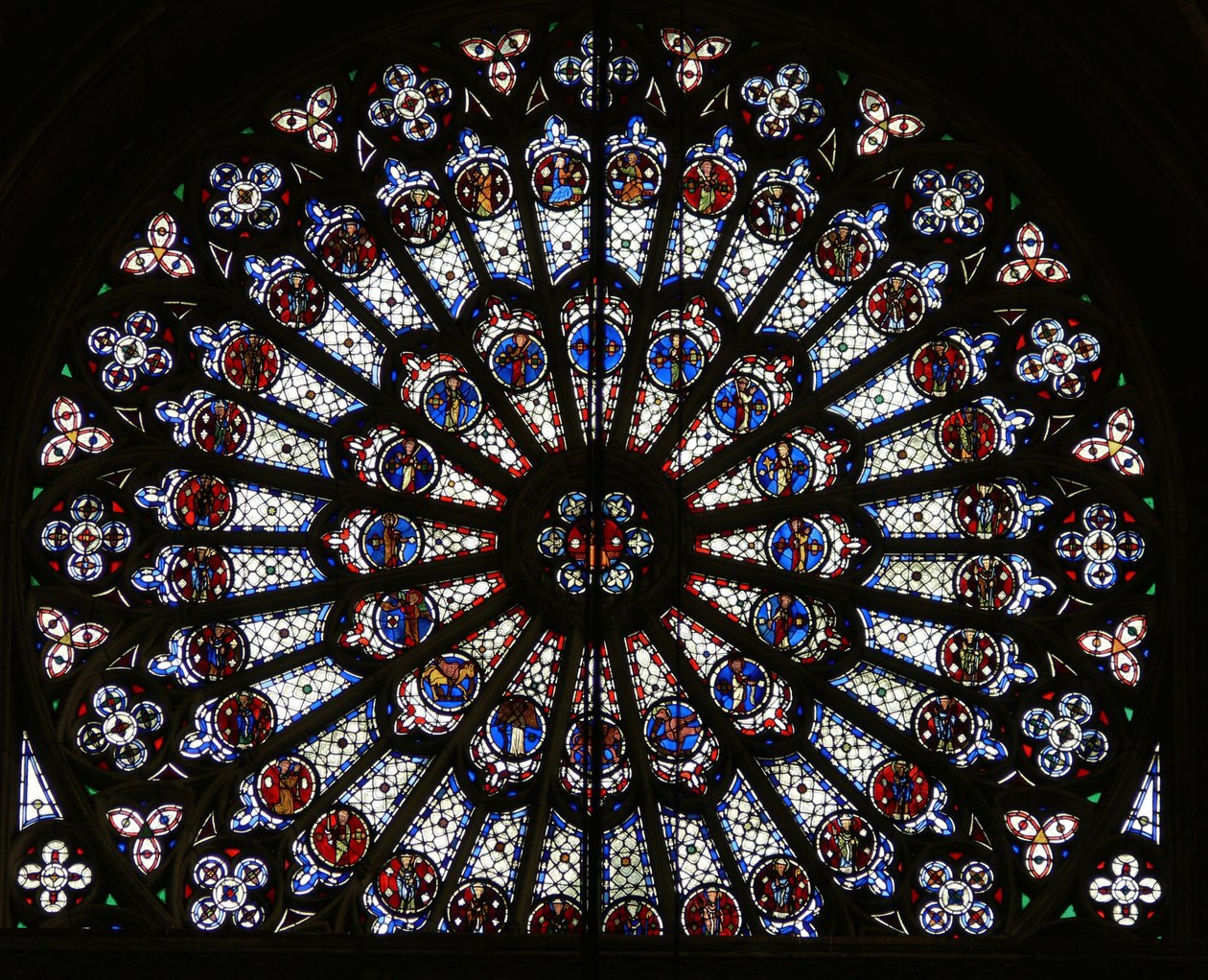 Rose vindue, der forestiller Kristus omgivet af de tolv apostle og evangelistsymboler af French School