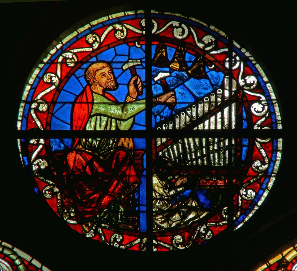 Rosetvindue forestillende et orgel og klokker af French School