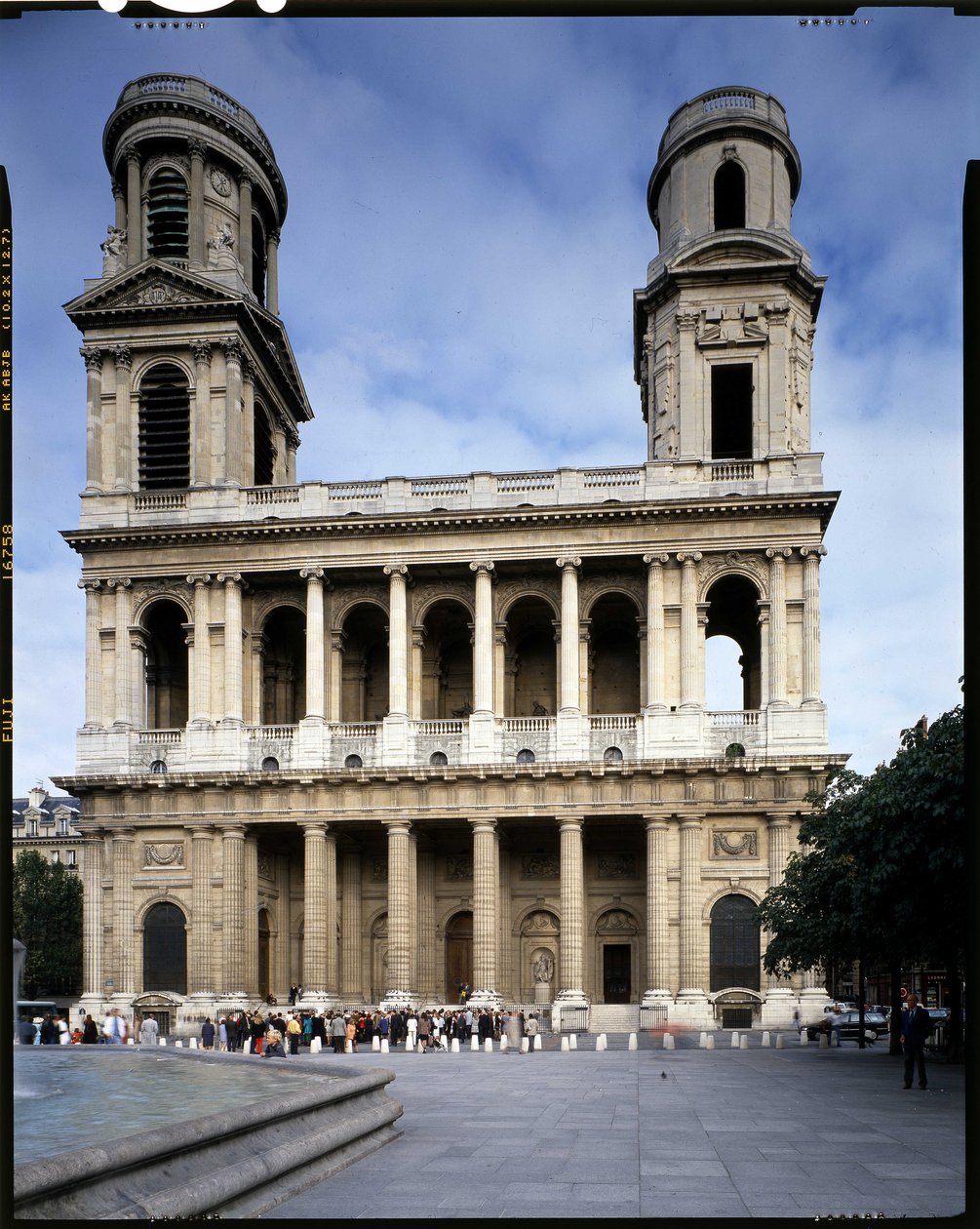Saint Sulpice-kirken i Paris. af French School