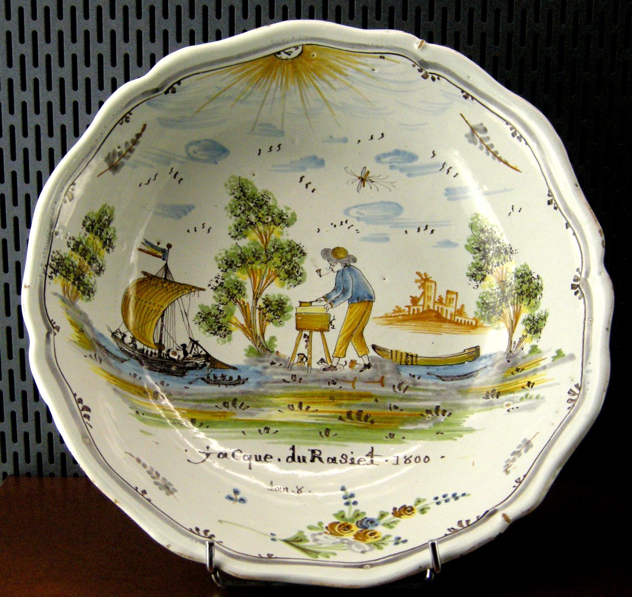 Salatskål, der forestiller en håndværker og både på Loire, Nevers, 1800 (keramik) af French School