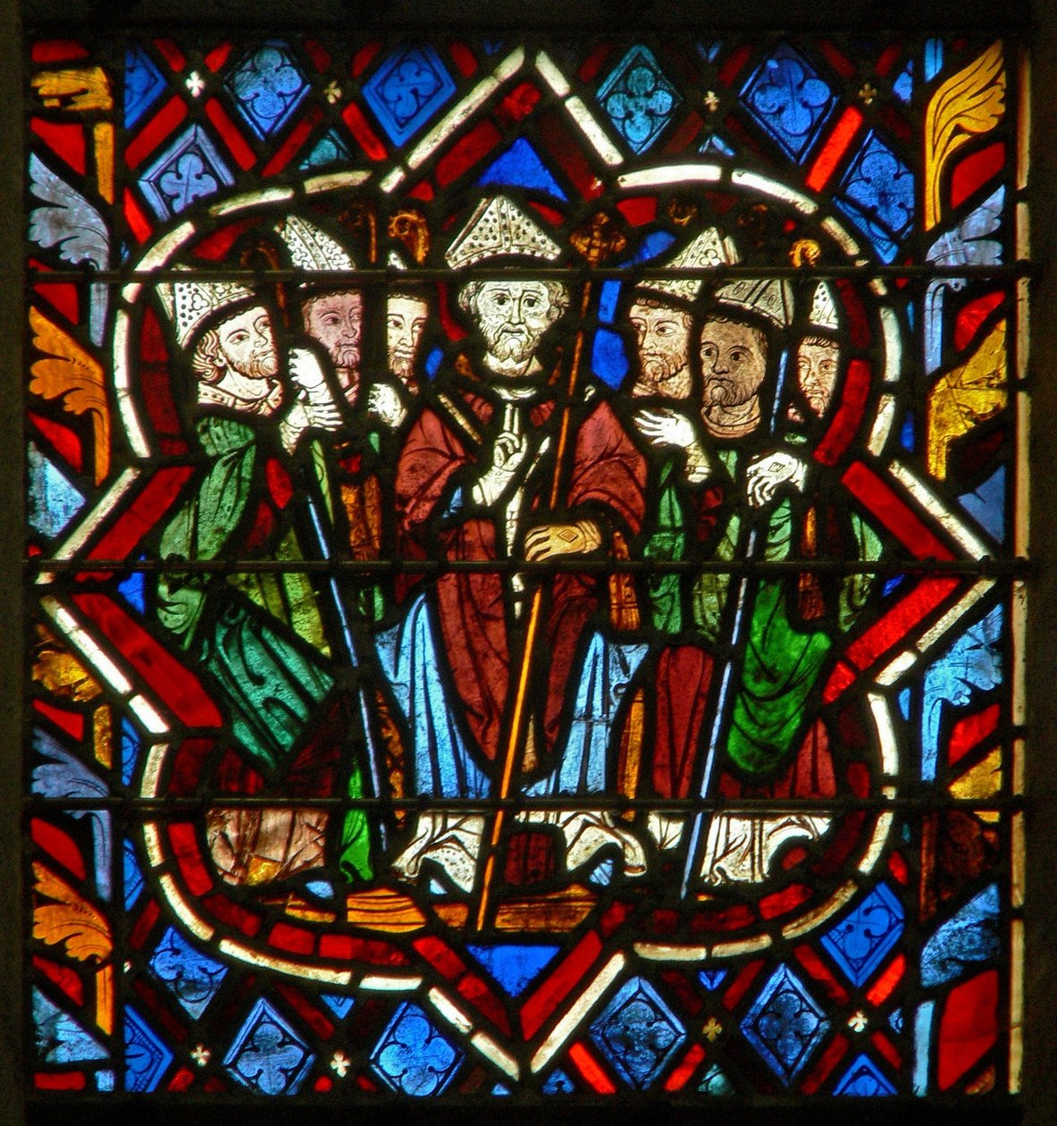 Scene i E-vinduet afbilder St Magliore, en biskop af Dol af French School