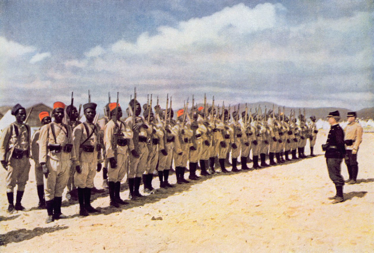 Senegalesisk infanteri på stranden ved Frejus (efter et farvet fotografi), 1915 af French School