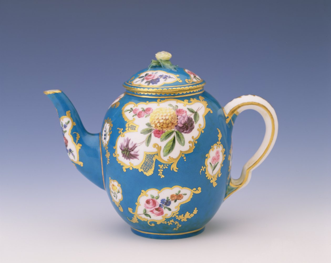 Sevres tekande med bleu celeste jord, 1766 (porcelæn) af French School
