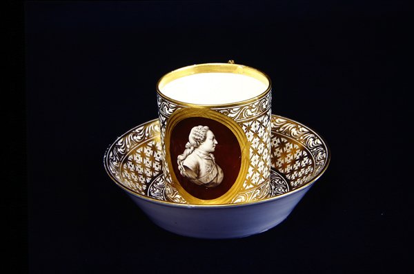 Sevres kop og underkop med et billede af Ludvig XVI, ca. 1775 (porcelæn) af French School