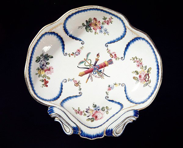 Sevres-tallerken dekoreret med bue og pile, 1762 (fajance) af French School