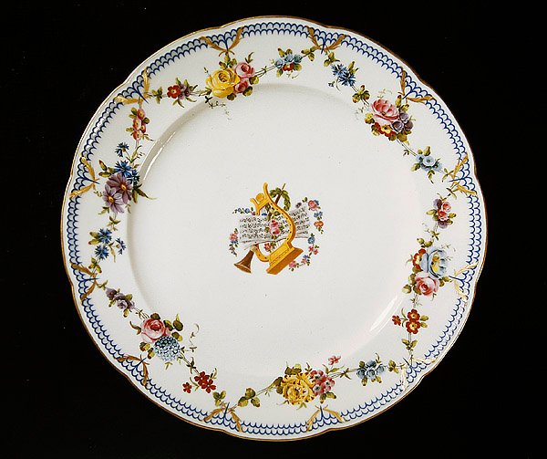 Sevres-tallerken dekoreret med noder, 1764 (fajance) af French School