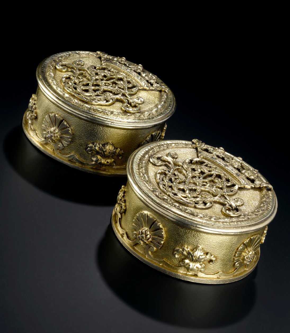 Silver-gilt small circular box with cover from the Lennoxlove toilet service, owned by Frances Teresa Stewart, Duchess of Richmond and Lennox: French, Paris, assayed between September 1672 and October 1674dani af French School