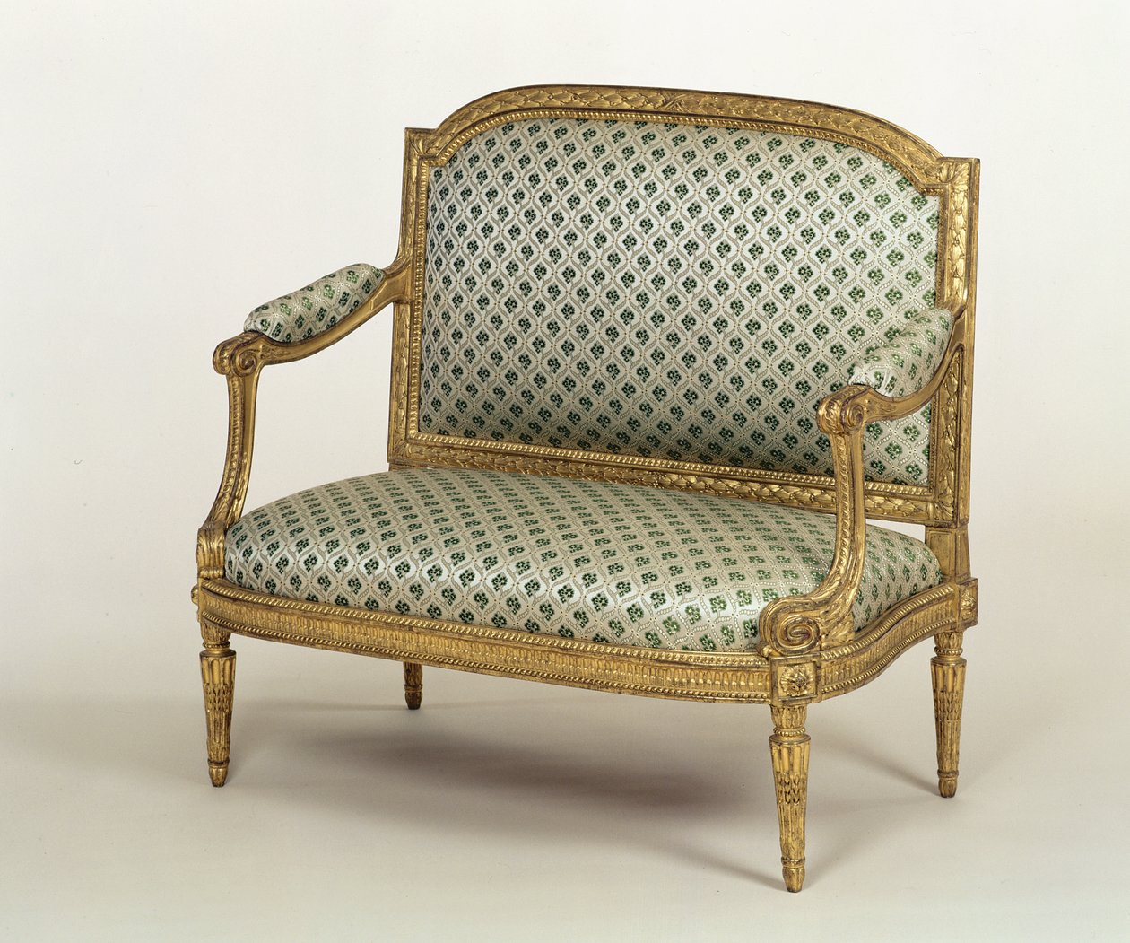 Lille Louis XVI sofa, stemplet af J.P.Boulard, ca. 1775 (udskåret forgyldt træ med polstring) af French School