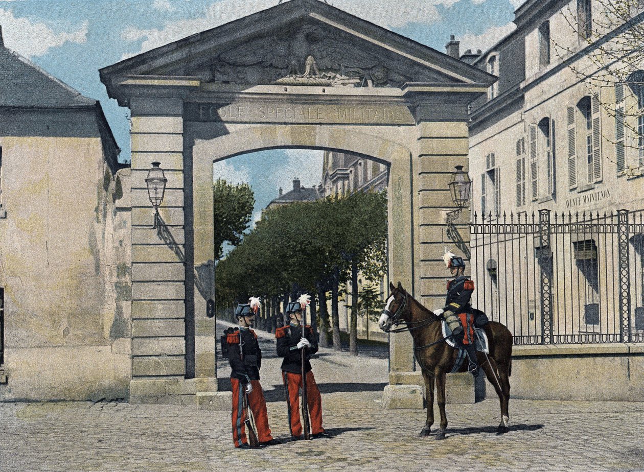 Særlig militærskole i Saint-Cyr (Saint Cyr), intern tjeneste: Infanteri- og kavaleri-elever i stor tjenestebeklædning (tidligere). I "" Album militaire: scene de la vie du soldat" af French School
