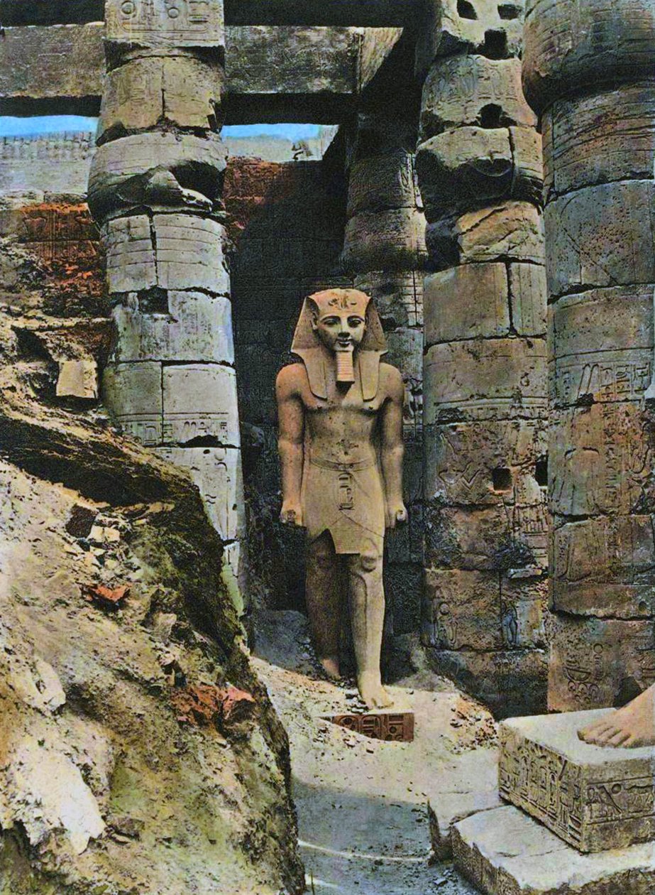 Statue af Ramses II, Luxor, Egypten, 1903 (håndfarvet foto) af French School
