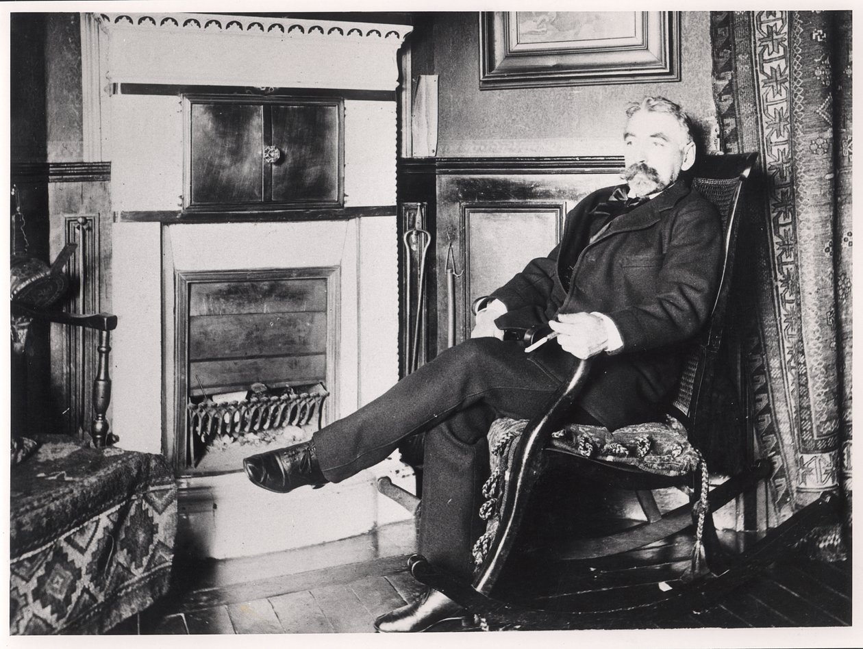 Stephane Mallarme (1842-98) siddende ved pejsen i sit hjem på Rue de Rome, Paris af French School