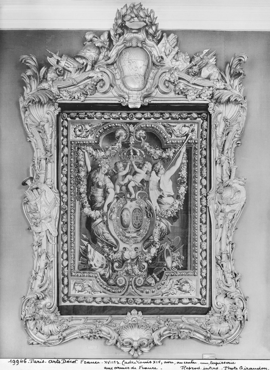 Tapet af den franske kongefamilies våbenskjold med en Louis XIV-ramme af French School