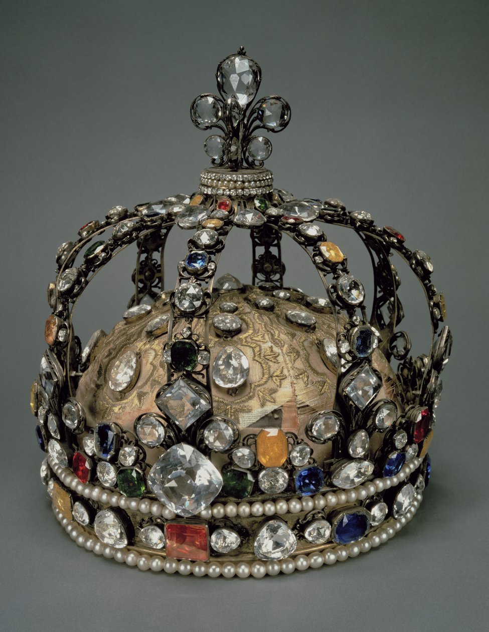 Ludvig XVs krone, 1722 (forgyldt sølv, erstatningssten og perler) af French School