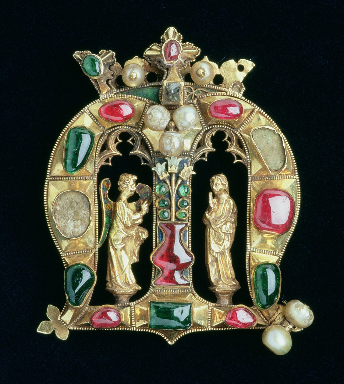 Hylle-juvelen, i form af en kronet lombardisk initial M med bebudelsesfigurer, slutningen af det 14. århundrede (forgyldt sølv prydet med rubiner, diamant, smaragd og perler) af French School