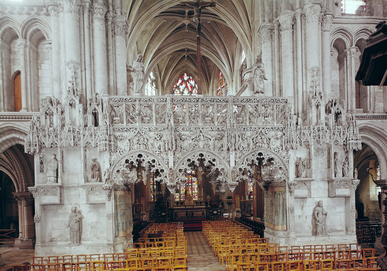 Skibet og interiøret i Eglise Sainte-Madeleine, der viser skærmen dekoreret i flamboyant gotisk stil af Jean Gailde mellem 1508-17 af French School