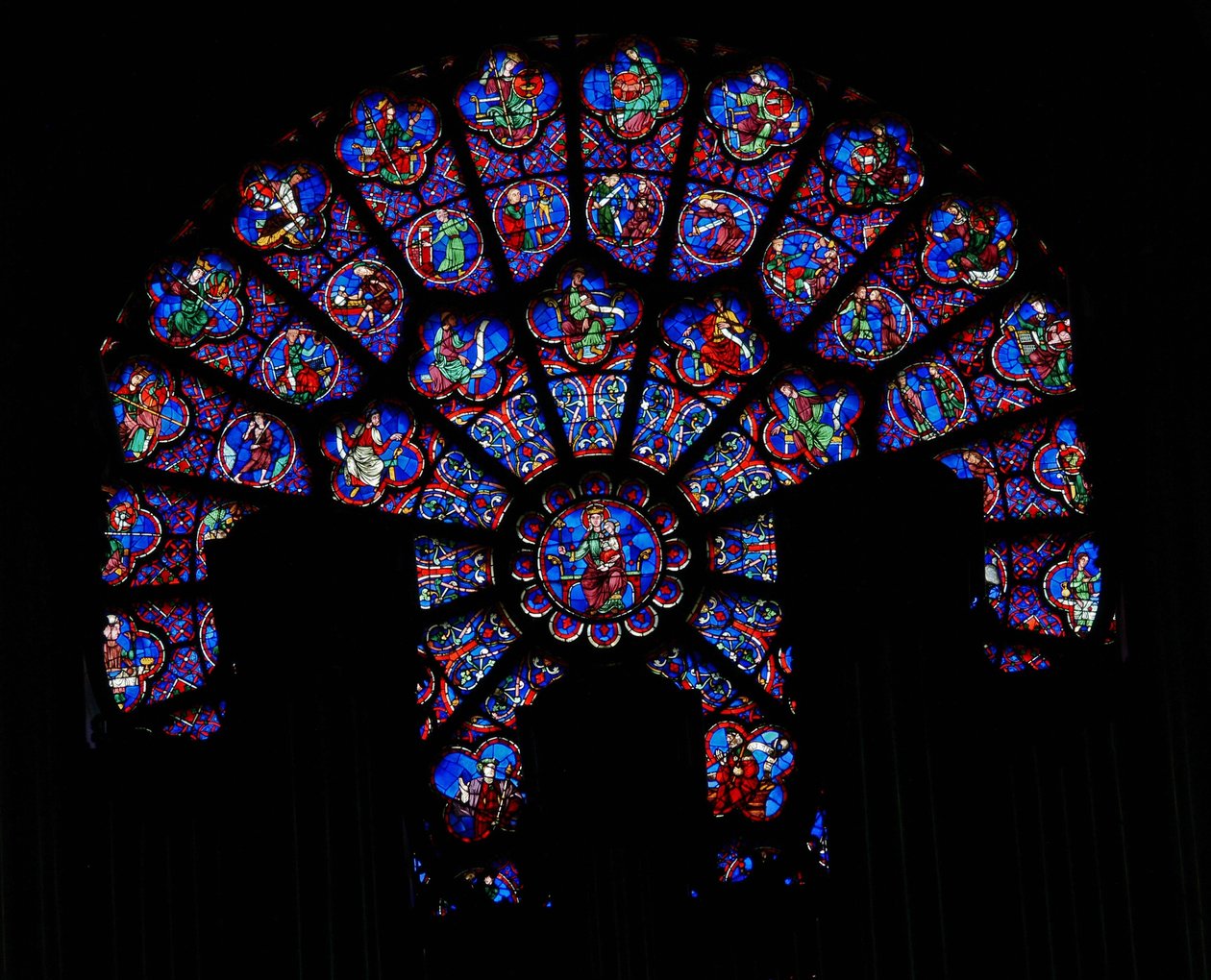 North Rose-vinduet, der viser stjernetegnene, lasterne og dyderne og de 12 apostle af French School
