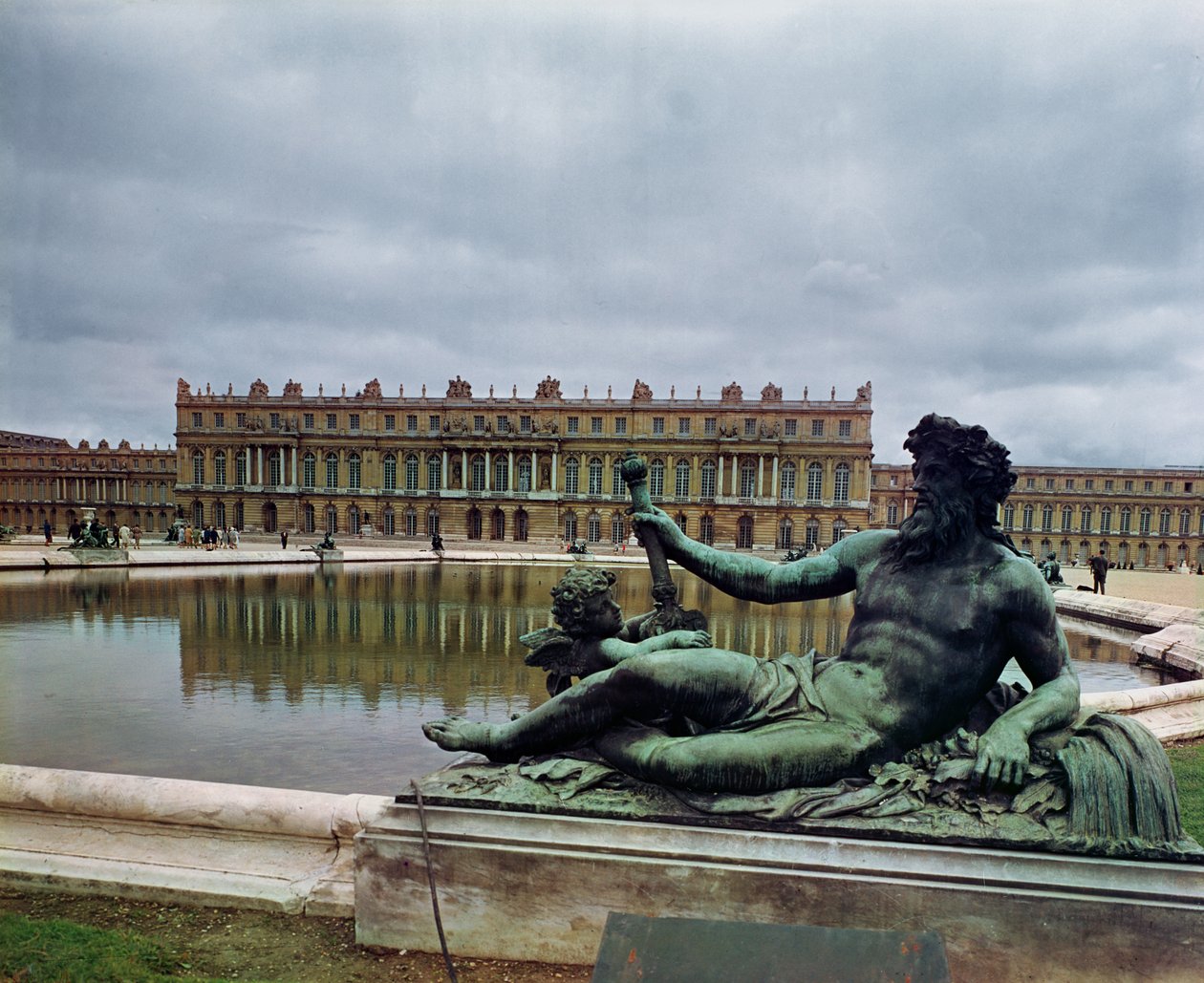 Rhône, springvand af Jean-Baptiste Tuby (1630-1700) med slottet i baggrunden af French School